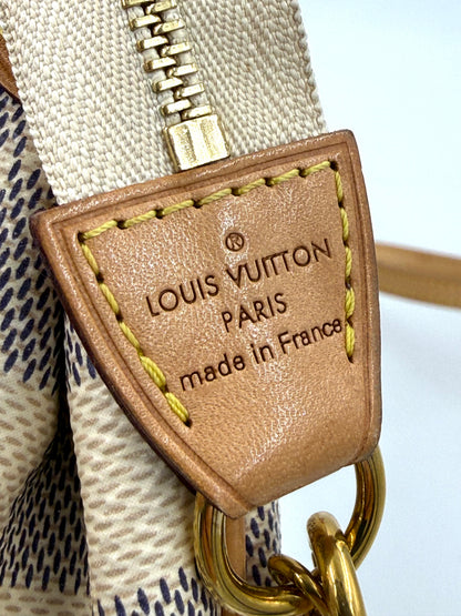 LOUIS VUITTON Pochette Eva Damier Azur mit Lederanhänger und goldfarbenem Karabiner in hochwertiger Verarbeitung