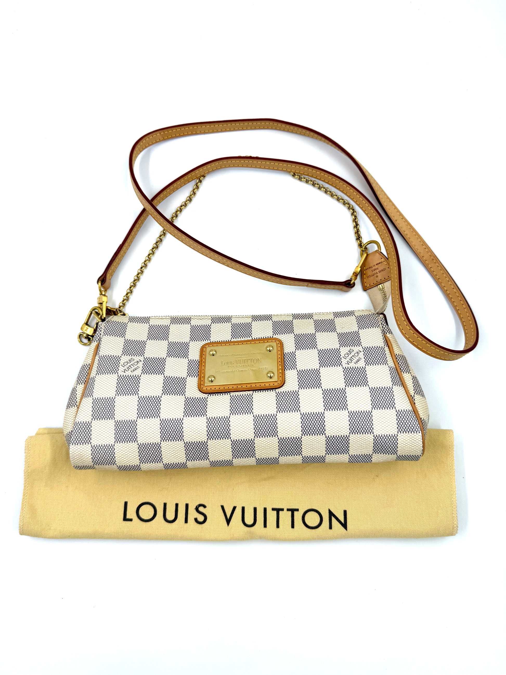 LOUIS VUITTON Pochette Eva Damier Azur mit zweifarbigen Lederdetails und goldfarbenem Karabiner als elegante Designerhandtasche