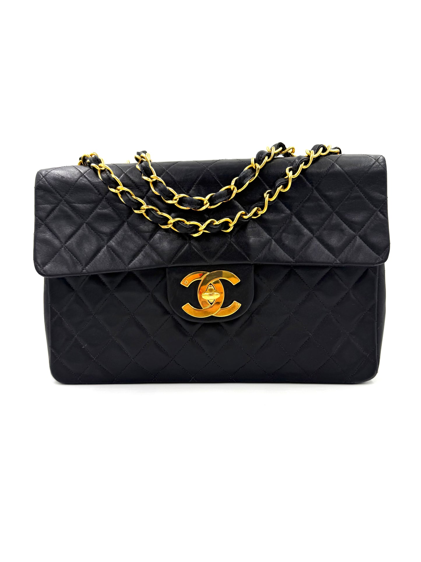 CHANEL Timeless Single Flap Maxi schwarz GHW mit gesteppter Lederstruktur und goldfarbenen Kettendetails als Designerhandtasche