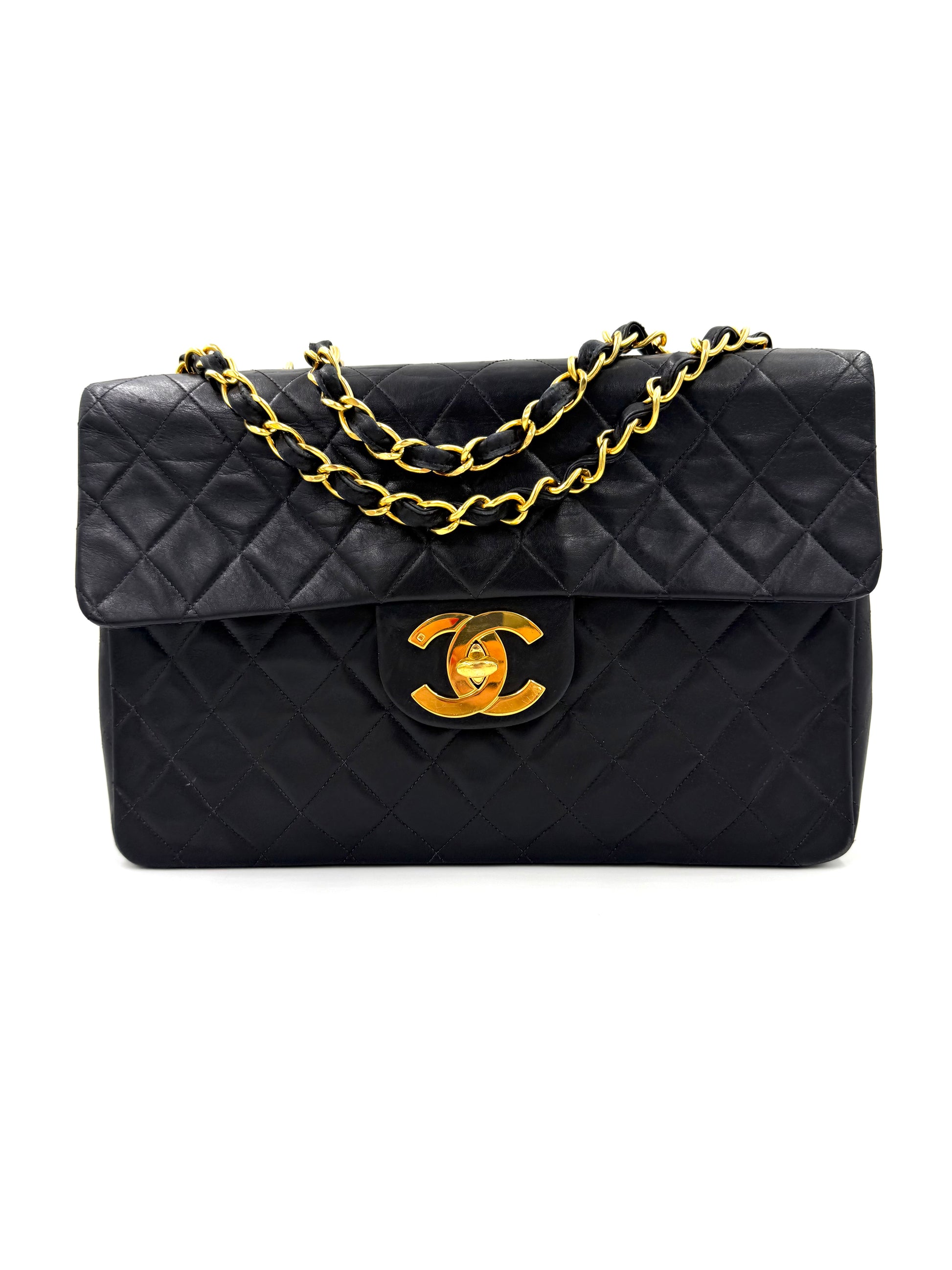 CHANEL Timeless Single Flap Maxi schwarz GHW mit gesteppter Lederstruktur und goldfarbenen Kettendetails als Designerhandtasche