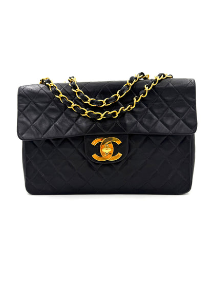CHANEL Timeless Single Flap Maxi schwarz GHW mit gesteppter Lederstruktur und goldfarbenen Kettendetails als Designerhandtasche