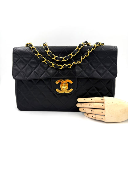 CHANEL Timeless Single Flap Maxi schwarz GHW mit gesteppter Lammlederoberfläche und goldfarbenem Kettenriemen elegant kombiniert