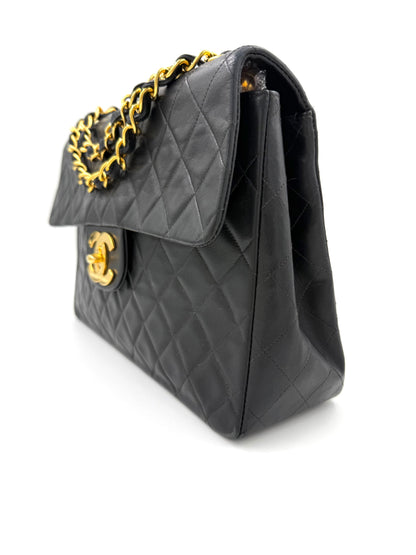 CHANEL Timeless Single Flap Maxi schwarz GHW mit gesteppter Lederstruktur und elegantem goldfarbenem Kettendetail