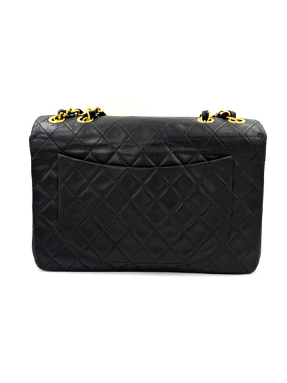 CHANEL Timeless Single Flap Maxi schwarz GHW mit gestepptem Lammleder und markantem goldfarbenem Kettendetail hinten