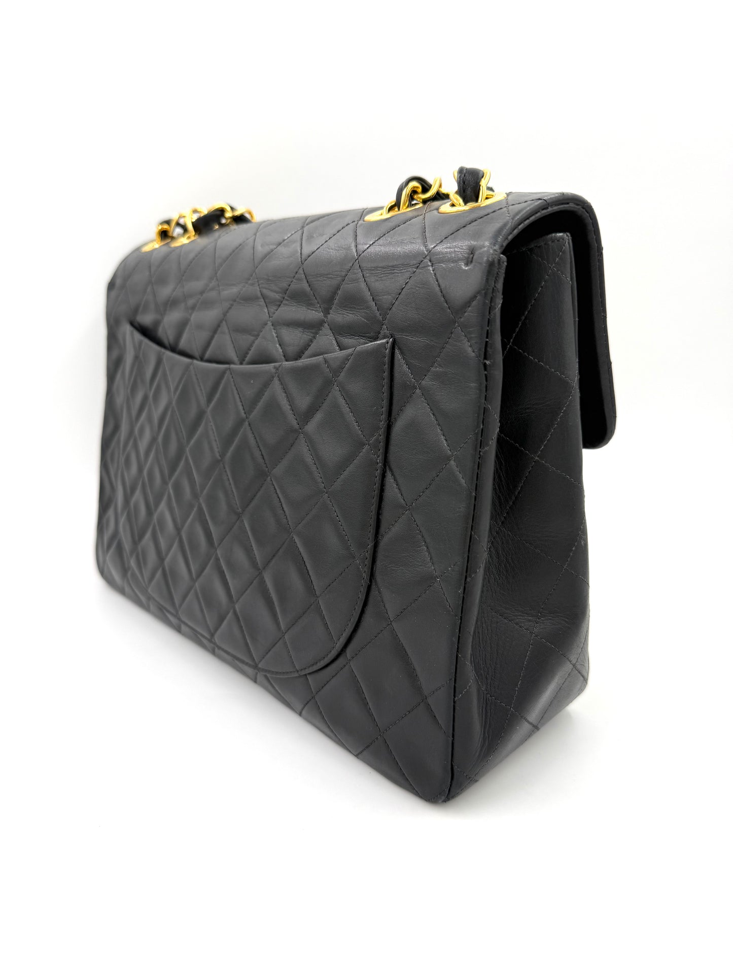 CHANEL Timeless Single Flap Maxi schwarz GHW mit gestepptem Lammleder und goldfarbenen Kettendetails elegant verarbeitet