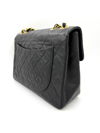 CHANEL Timeless Single Flap Maxi schwarz GHW mit gestepptem Lammleder und goldfarbenen Kettendetails elegant verarbeitet