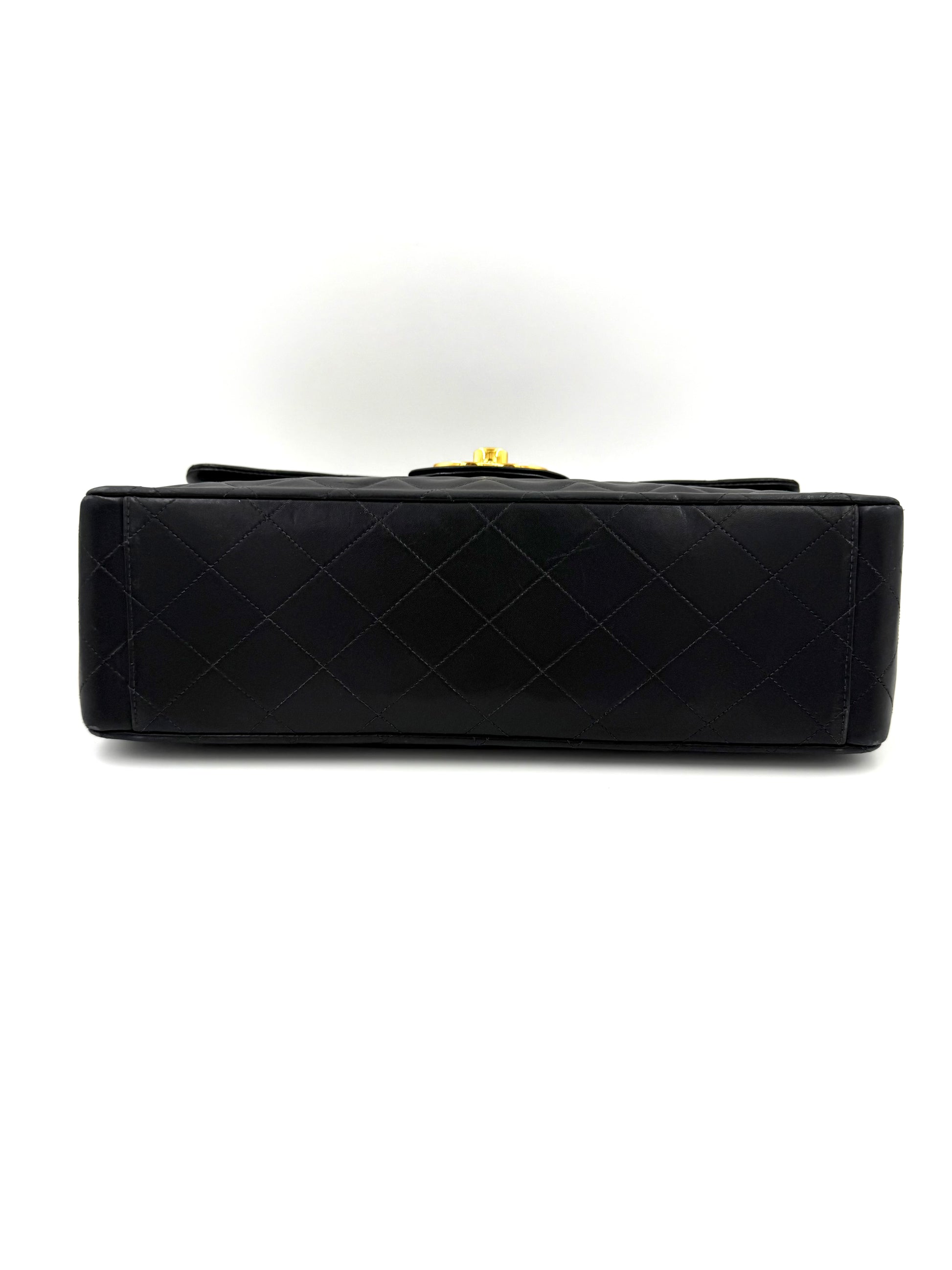 CHANEL Timeless Single Flap Maxi schwarz GHW in gestepptem Lammleder mit sauber verarbeiteter Unterseite und goldfarbenem Verschluss