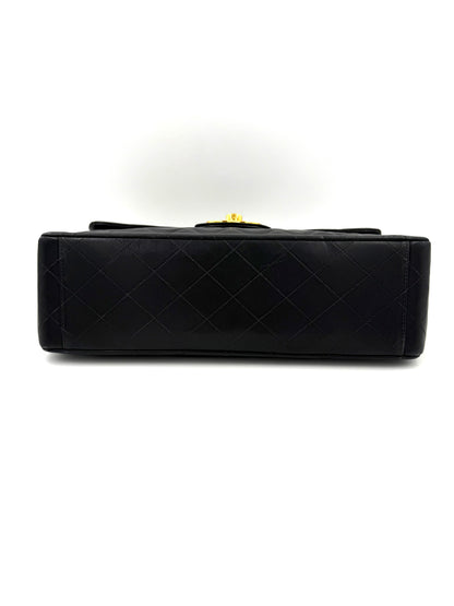 CHANEL Timeless Single Flap Maxi schwarz GHW in gestepptem Lammleder mit sauber verarbeiteter Unterseite und goldfarbenem Verschluss
