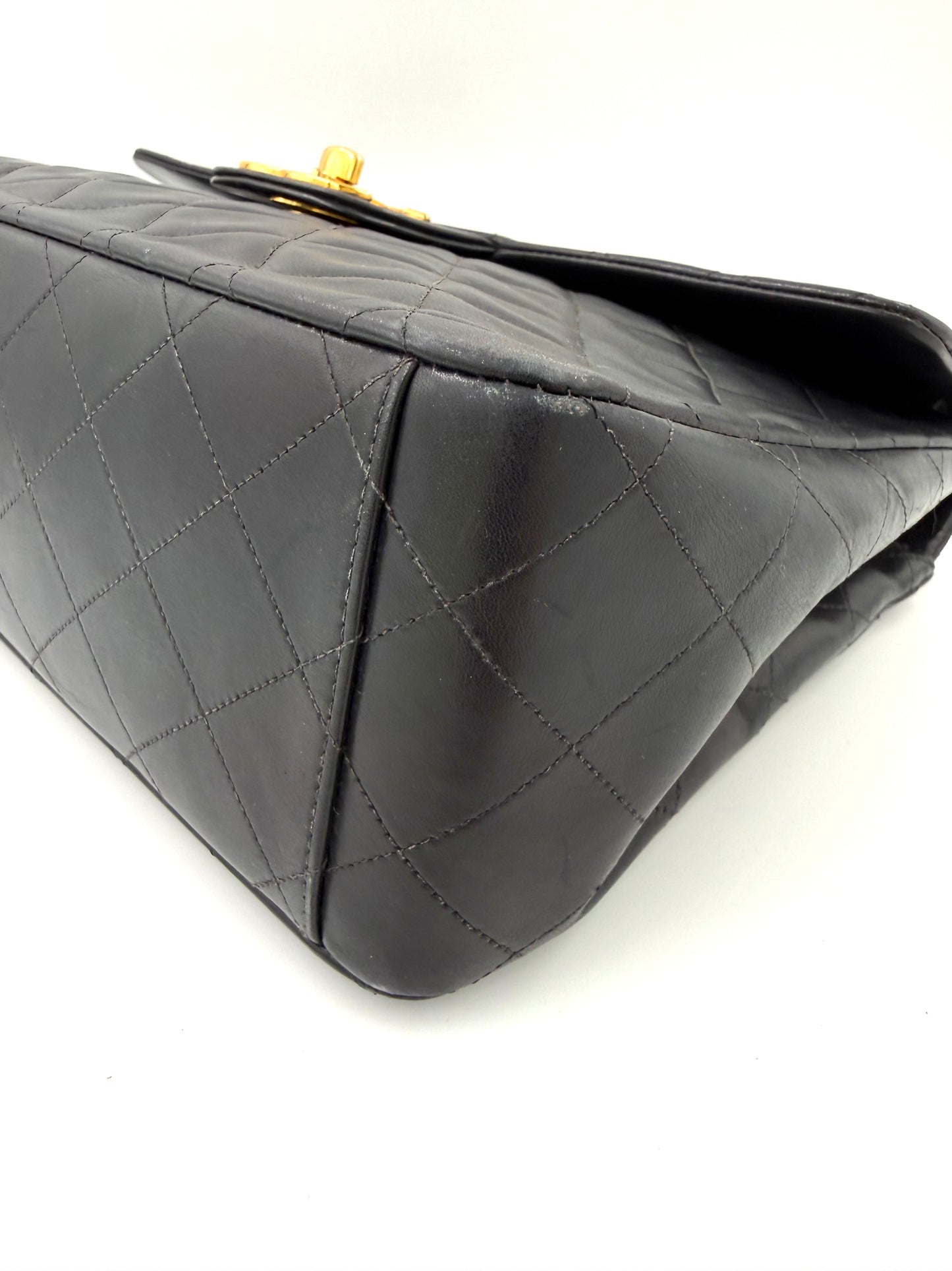 CHANEL Timeless Single Flap Maxi schwarz GHW mit gesteppter Lammlederstruktur und elegantem goldfarbenem Verschlussdetail