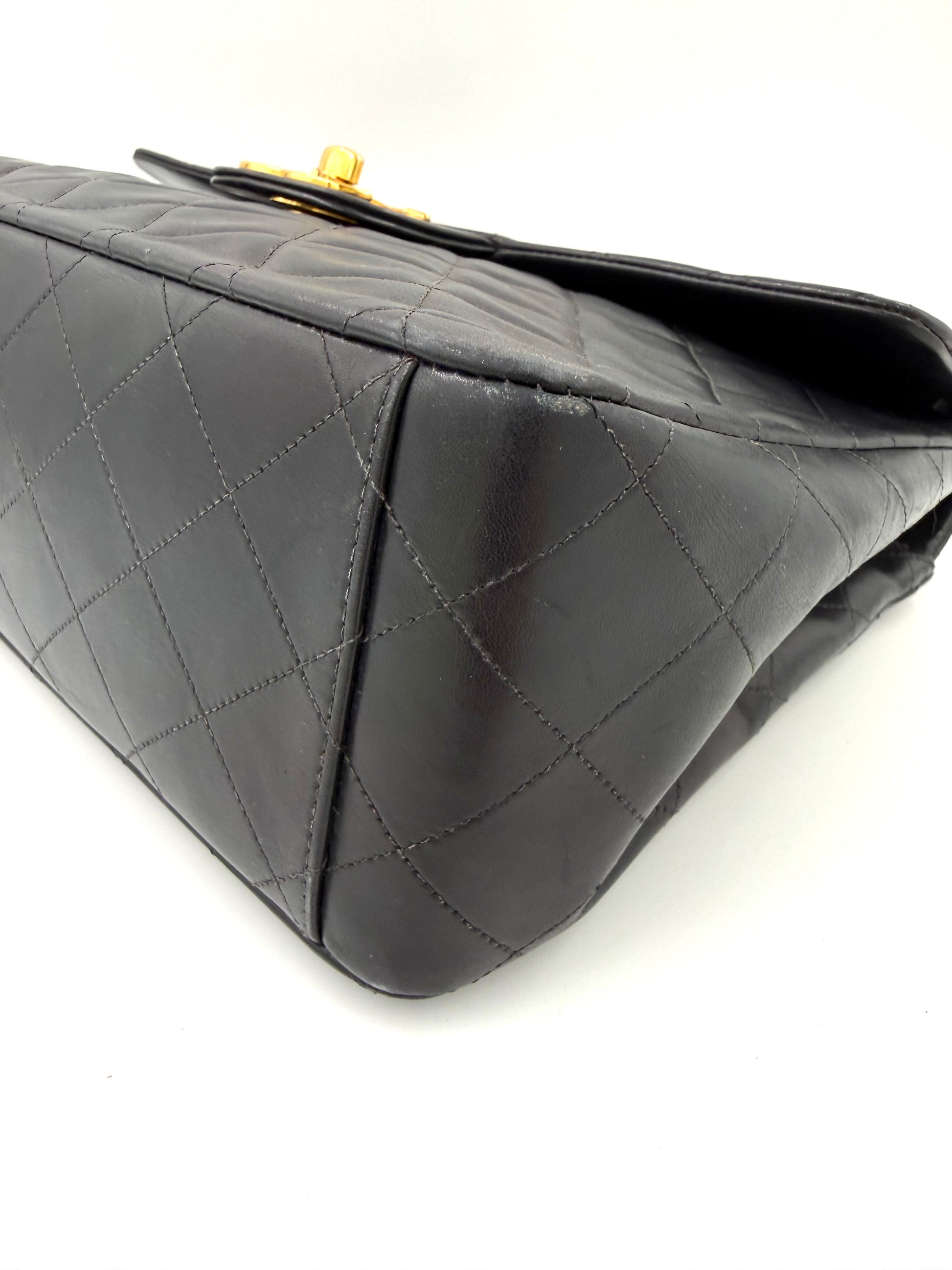 CHANEL Timeless Single Flap Maxi schwarz GHW mit gesteppter Lammlederstruktur und elegantem goldfarbenem Verschlussdetail