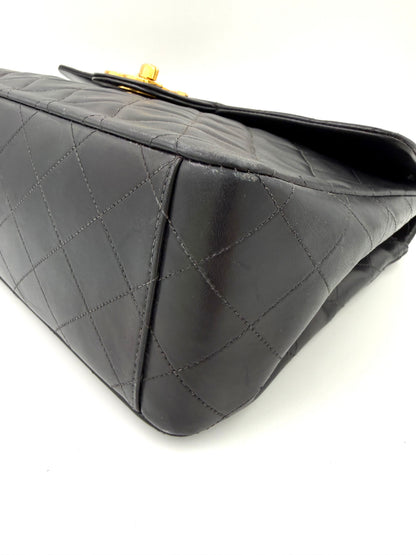 CHANEL Timeless Single Flap Maxi schwarz GHW mit gesteppter Lammlederstruktur und elegantem goldfarbenem Verschlussdetail