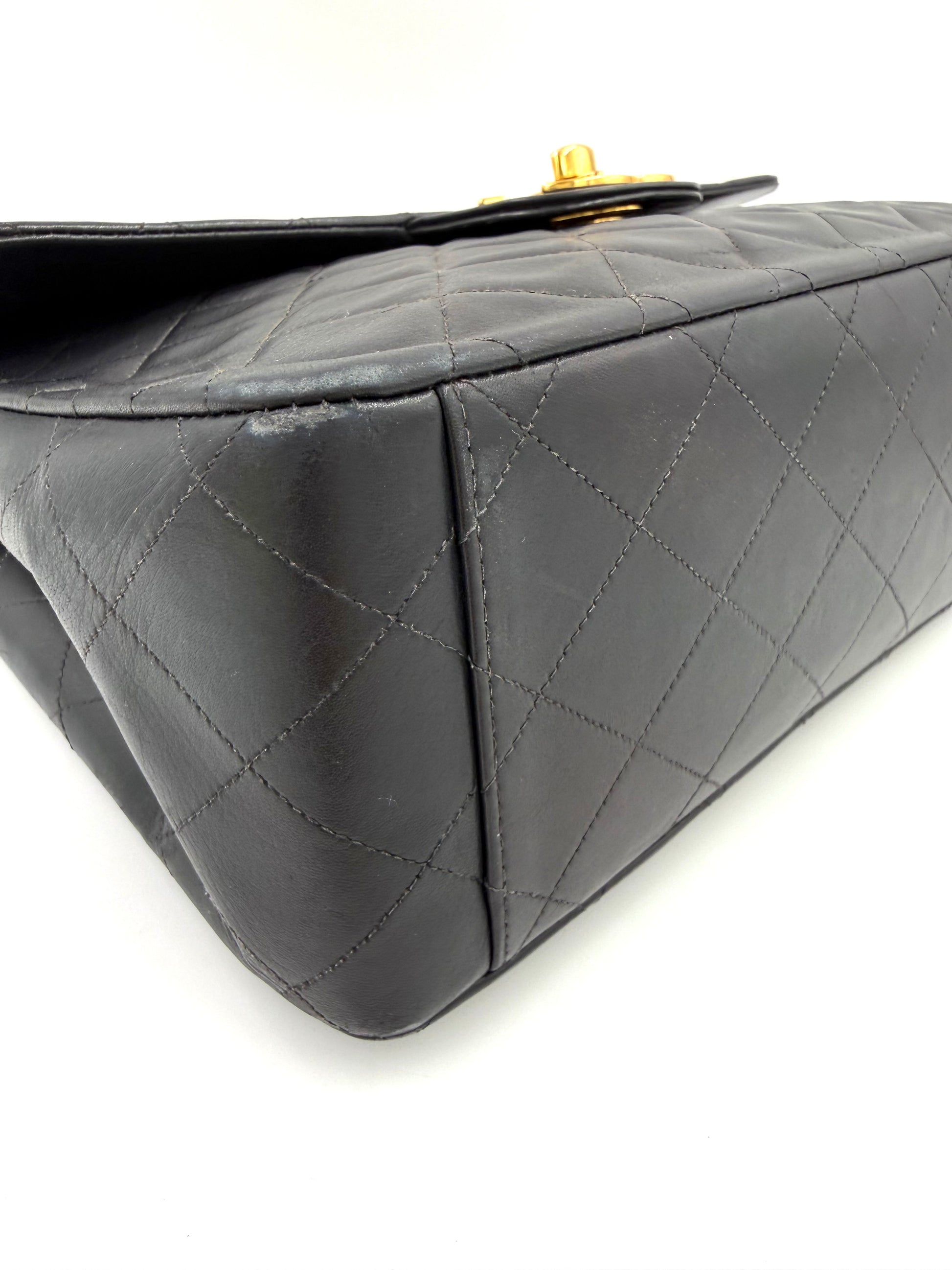 CHANEL Timeless Single Flap Maxi schwarz GHW mit geprägtem gestepptem Lammleder und minimaler Abnutzung an der Ecke