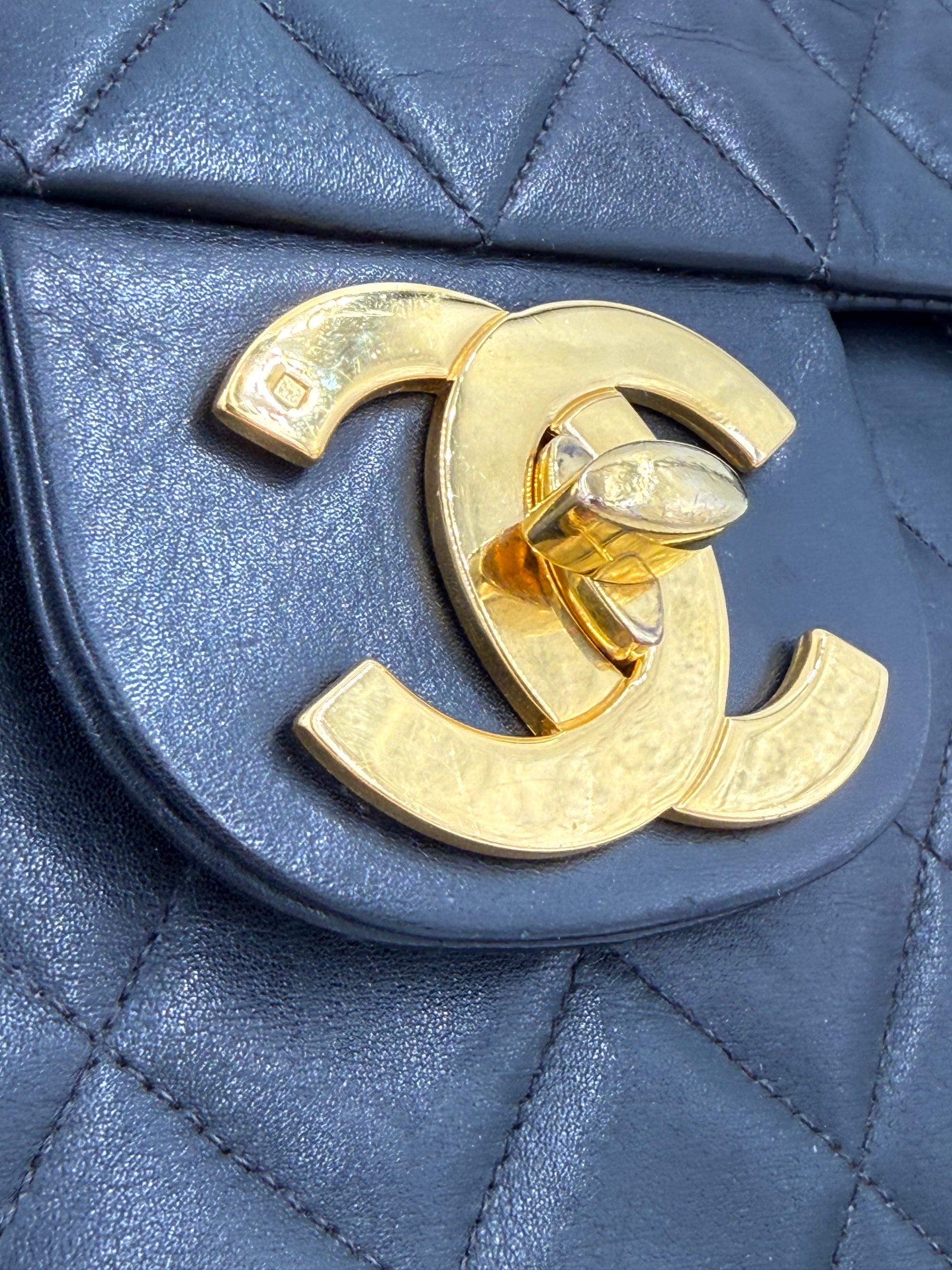 CHANEL Timeless Single Flap Maxi schwarz GHW mit elegantem goldfarbenem Drehverschluss und gestepptem Lammlederdetail