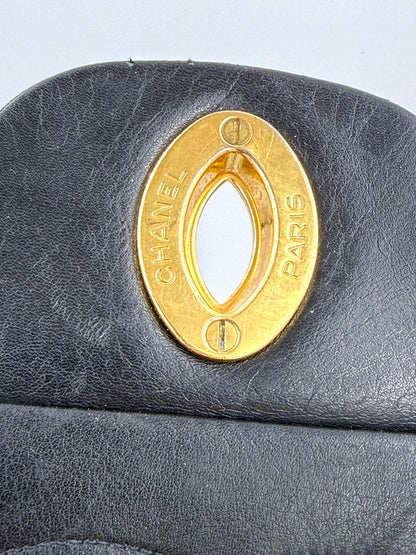 CHANEL Timeless Single Flap Maxi schwarz GHW mit goldfarbenem CHANEL Paris Drehverschluss an schwarzem Lammleder