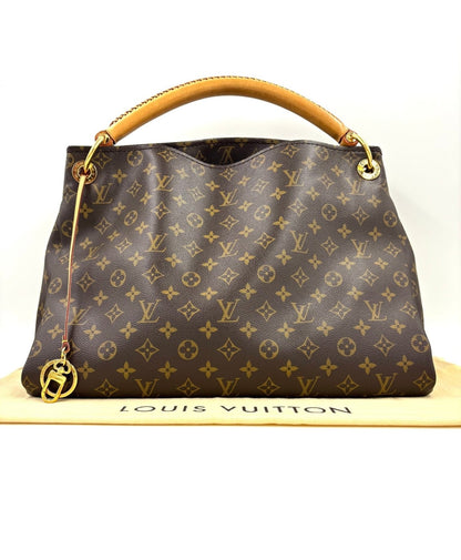 Louis Vuitton Artsy MM Handtasche aus Monogram Canvas mit geflochtenem Ledergriff, auf weissem Hintergrund fotografiert