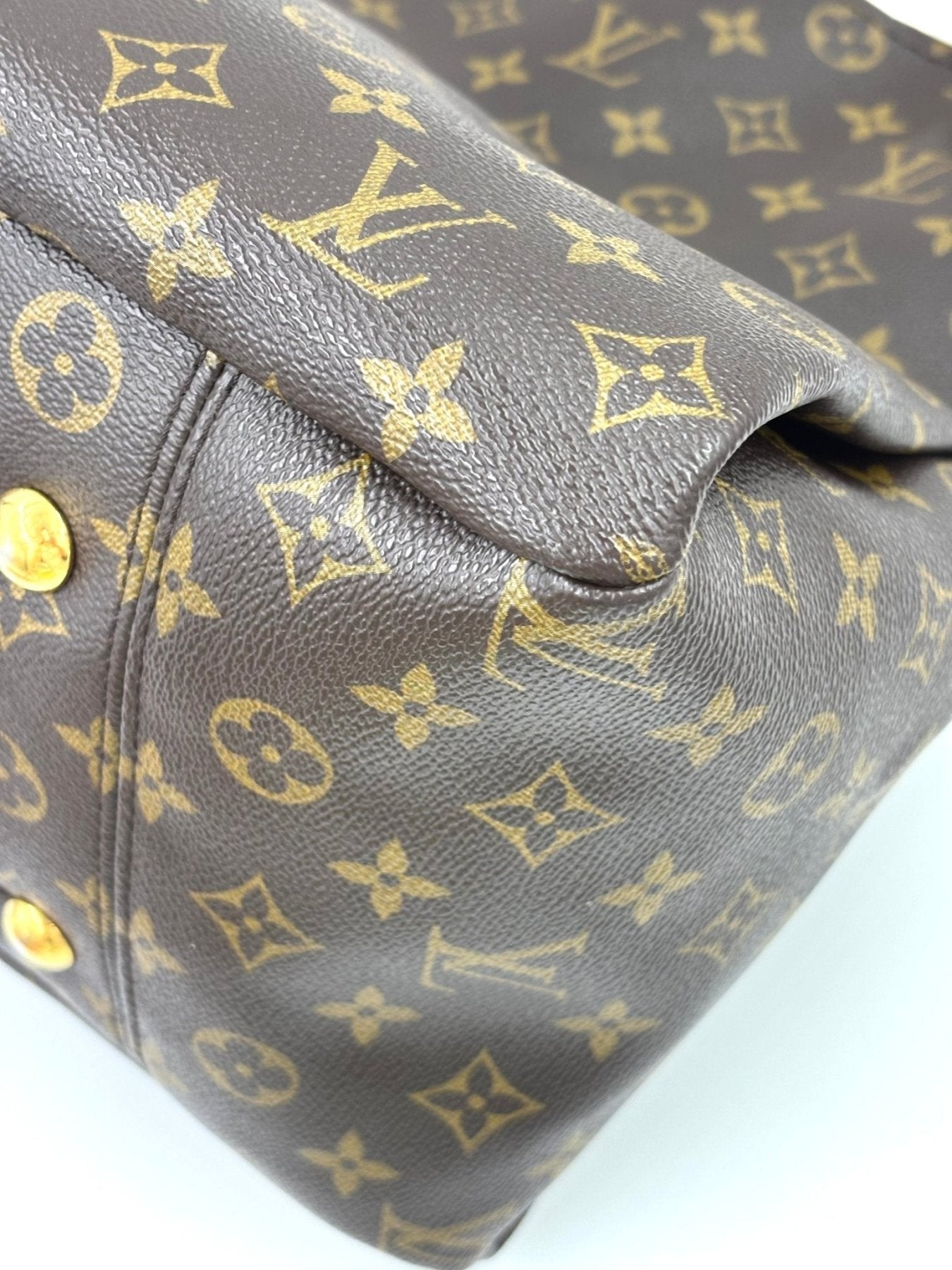 Louis Vuitton Artsy MM Monogram Canvas Handtasche mit charakteristischem Muster und geflochtenem Ledergriff, seitliche Detailansicht