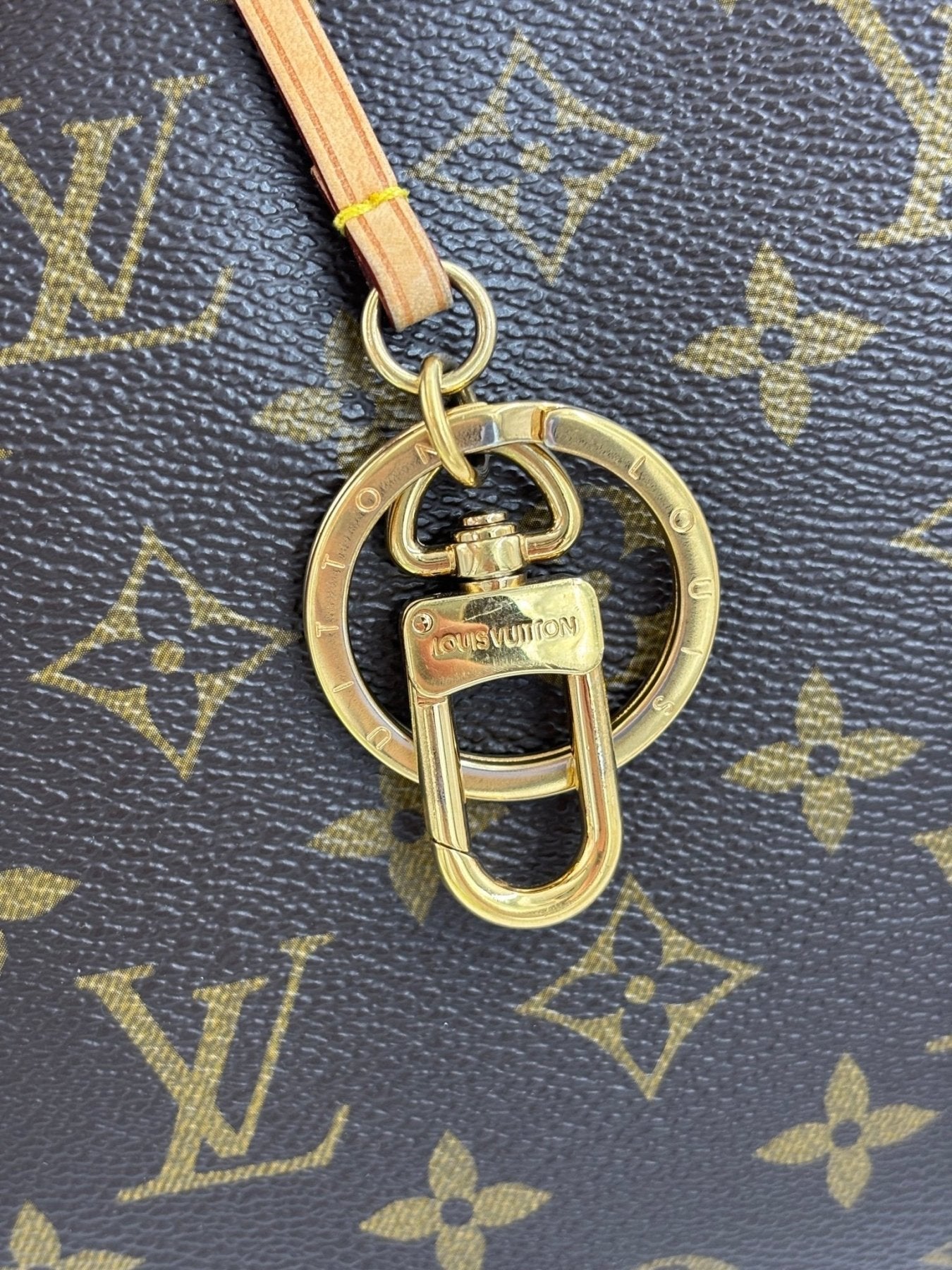 Louis Vuitton Artsy MM Monogram Canvas Tasche mit goldenem Schluesselring und klassischem LV Muster auf dunklem Canvas