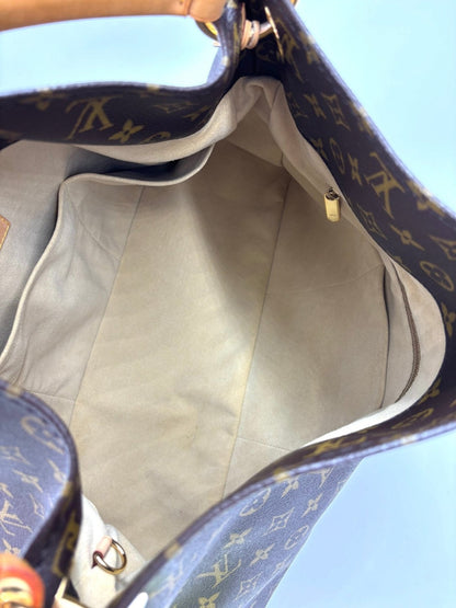 Louis Vuitton Artsy MM Monogram Canvas Handtasche mit beigem Innenfutter und mehreren Innenfachern, gezeigt von oben