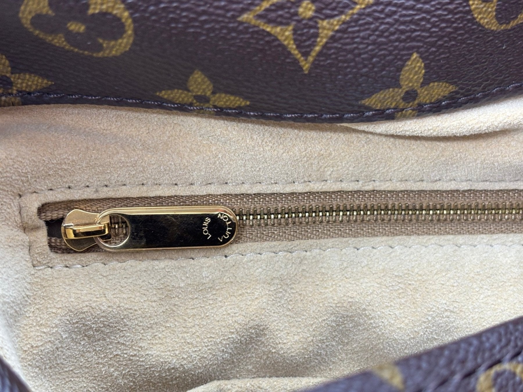Louis Vuitton Artsy MM Monogram Canvas Handtasche mit beigem Innenfutter und goldenem Reissverschluss Detail