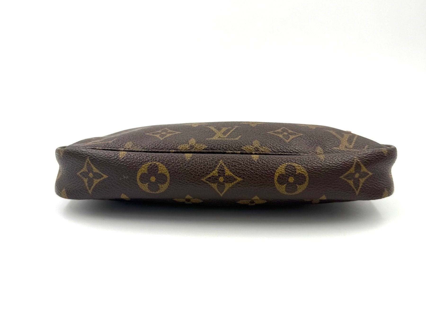 LOUIS VUITTON Pochette Accessoires Monogram Canvas - Clutch & Macarons - AR0051 - Clutch & Macarons - 