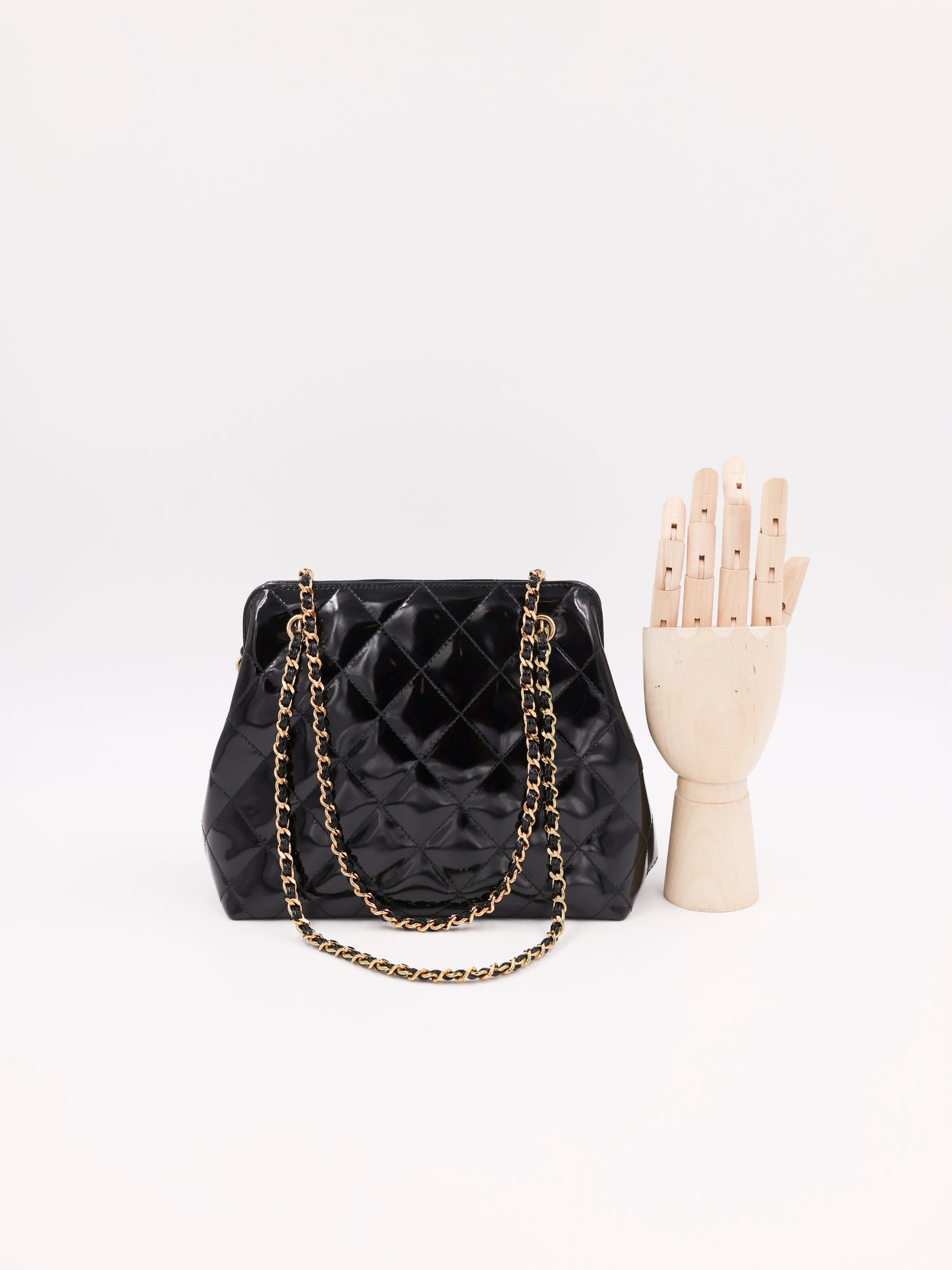 CHANEL Classic Shoulder Bag Lackleder schwarz GHW