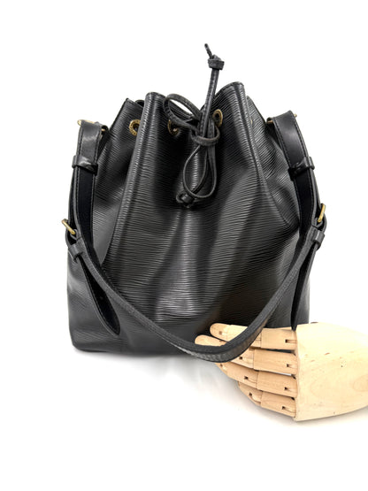 LOUIS VUITTON Noe petit Epi schwarz mit gezogenem Zugband, verstellbarem Schulterriemen und goldfarbenen Metallösen