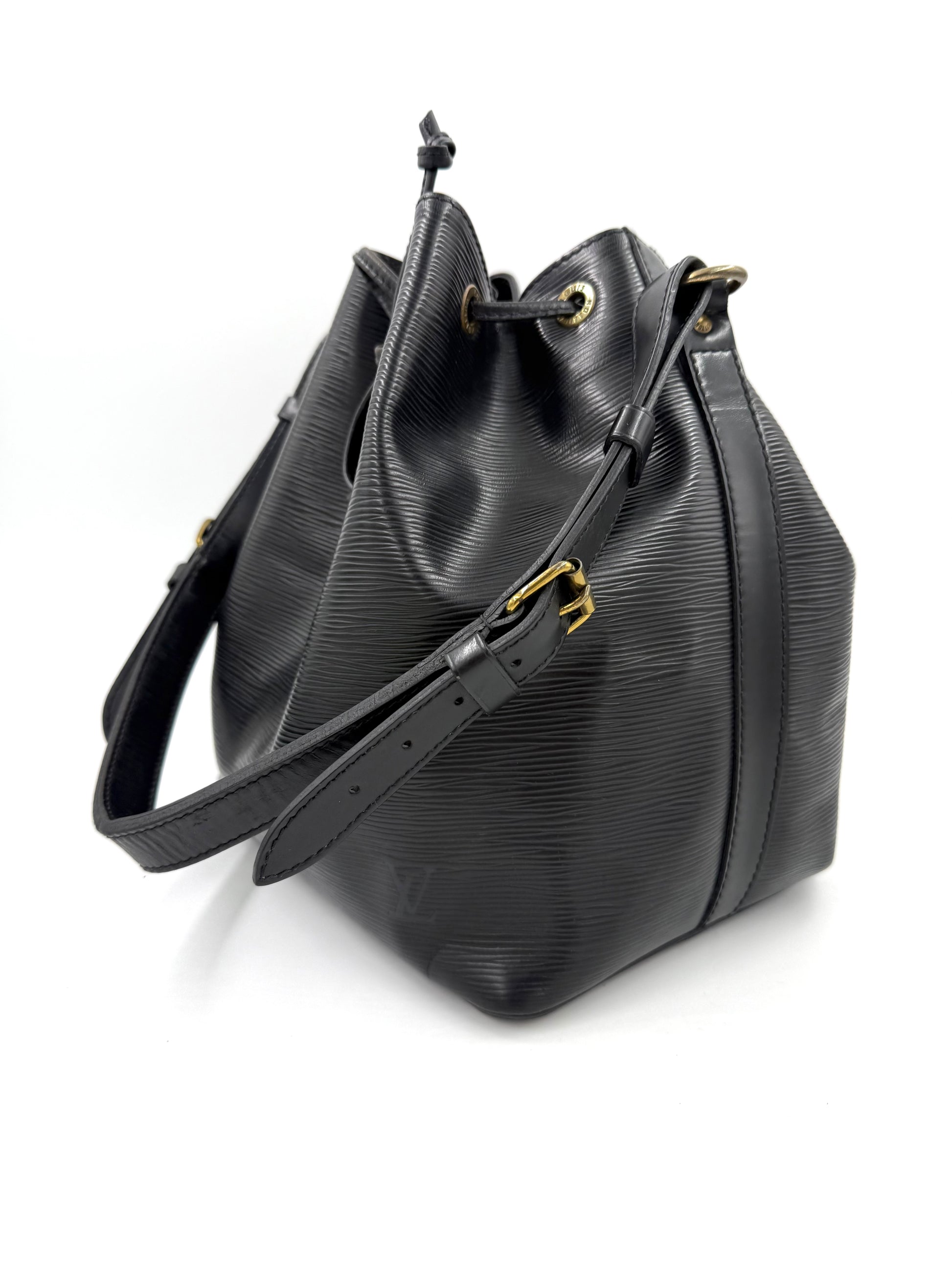 LOUIS VUITTON Noe petit Epi schwarz aus strukturiertem Leder mit verstellbarem Schulterriemen und goldfarbenen Beschlägen
