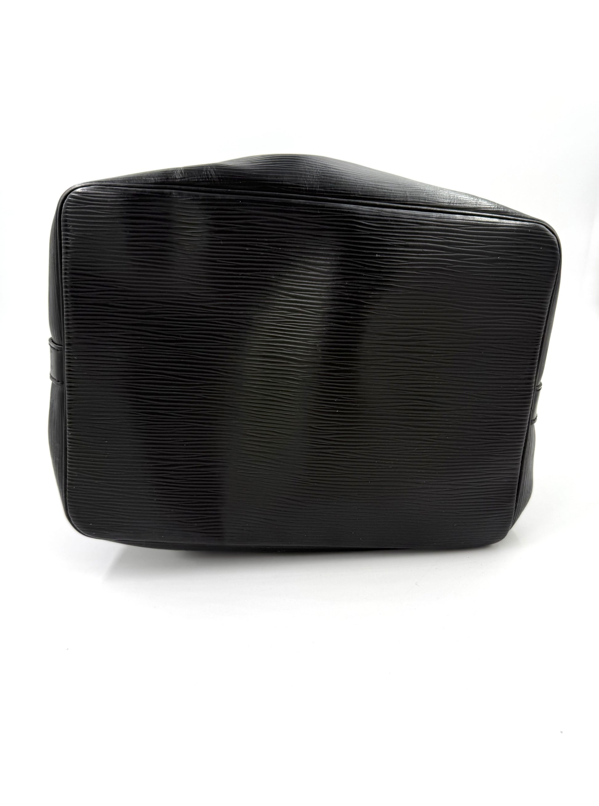 LOUIS VUITTON Noe petit Epi schwarz mit strukturiertem Leder und charakteristischer Prägung als elegante Designerhandtasche