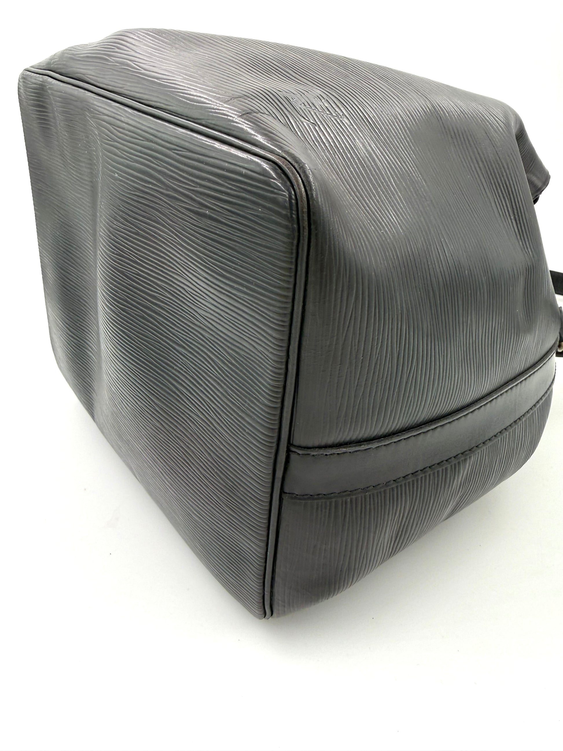 LOUIS VUITTON Noe petit Epi schwarz mit strukturiertem Leder und klassischem, elegant geprägtem Dessin in Kroko-Optik