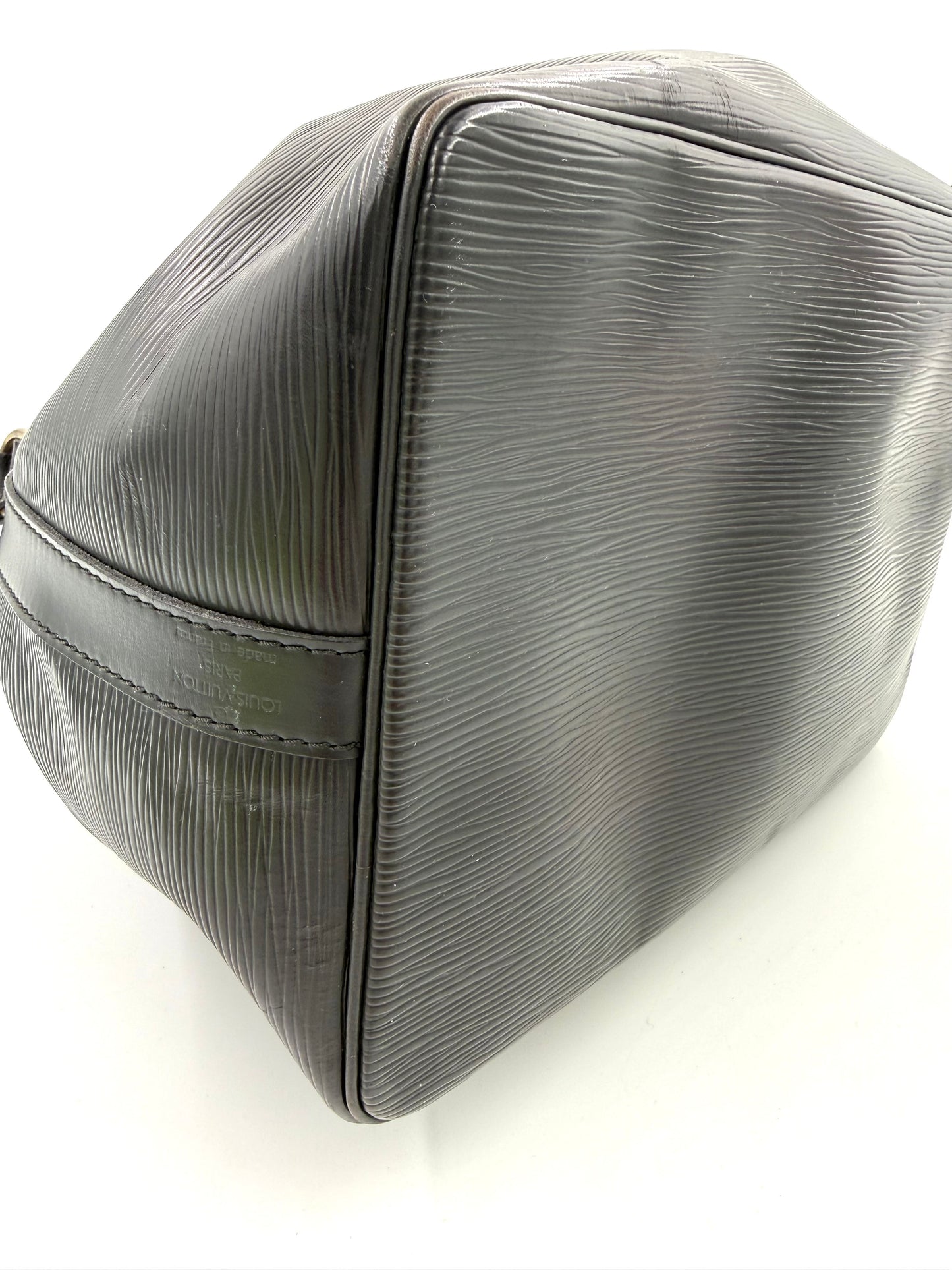 LOUIS VUITTON Noe petit Epi schwarz mit geprägtem Leder in charakteristischer Struktur und formstabilem Bodenbereich