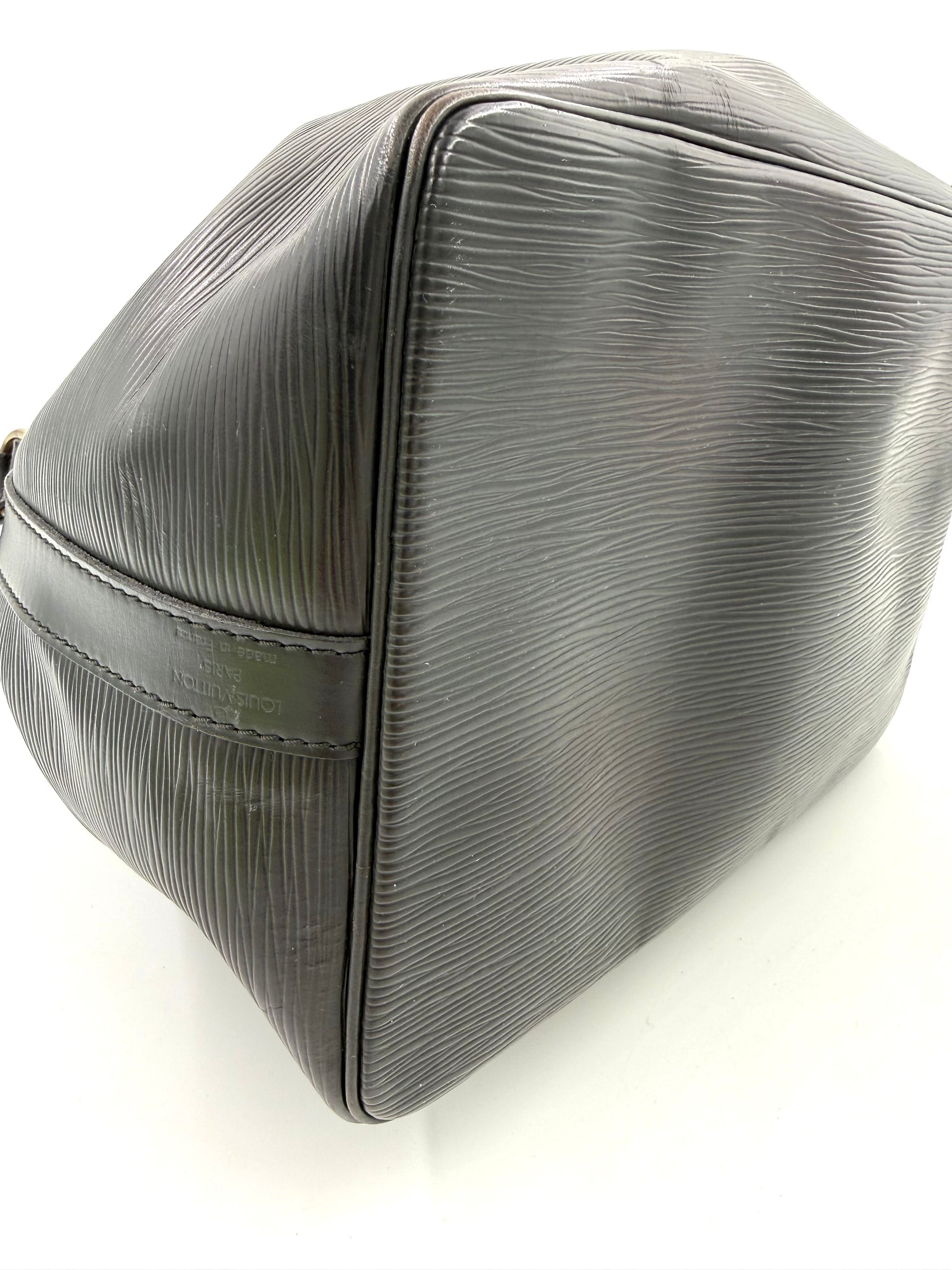 LOUIS VUITTON Noe petit Epi schwarz mit geprägtem Leder in charakteristischer Struktur und formstabilem Bodenbereich