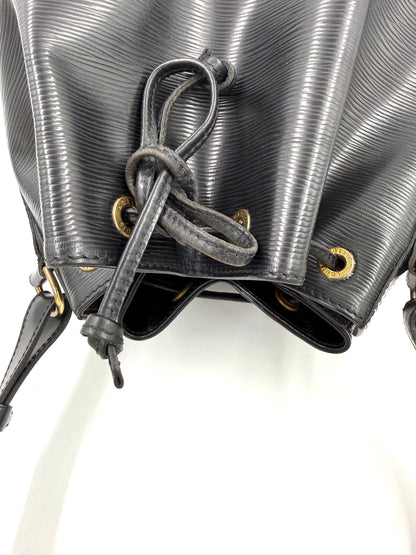 LOUIS VUITTON Noe petit Epi schwarz mit charakteristischem Zugband und goldfarbenen Ösen aus strukturiertem Leder