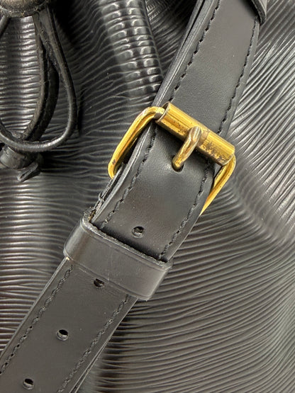 LOUIS VUITTON Noe petit Epi schwarz mit geprägtem Leder und goldfarbenem Schnallenverschluss am verstellbaren Trageriemen