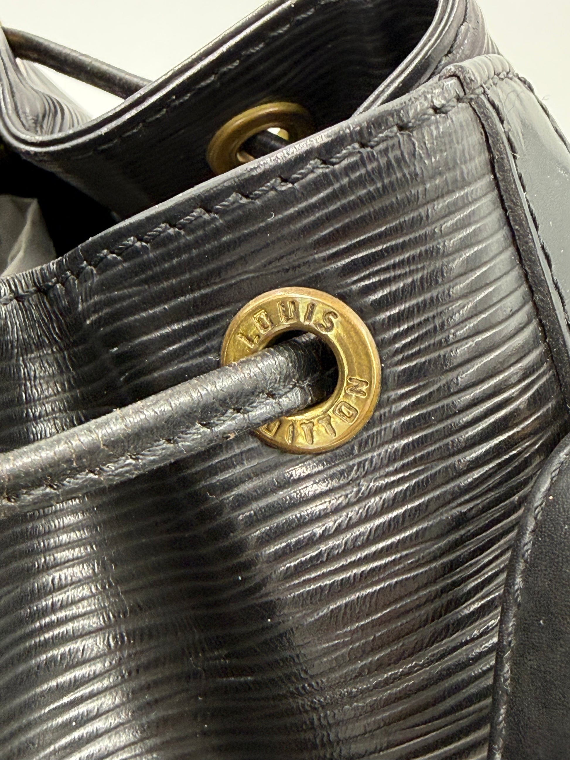 LOUIS VUITTON Noe petit Epi schwarz mit strukturierter Lederschlaufe und goldfarbenem Metallösen-Detail