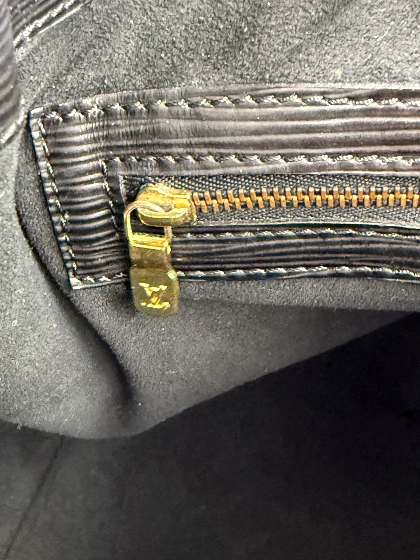 LOUIS VUITTON Noe petit Epi schwarz mit goldfarbenem Reißverschluss und feiner Innenraumnähte aus weichem Stoff