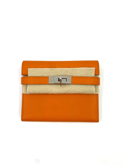 HERMÈS Kelly Portemonnaie Epsomleder orange - Clutch & Macarons - M im Quadrat, 2009 - Clutch & Macarons - 