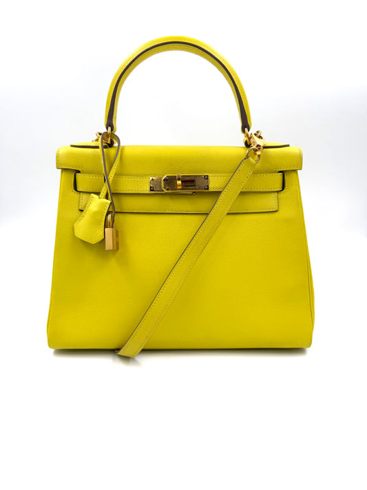HERMÈS Kelly 28 Evercolor lime GHW, gelbe Designerhandtasche aus zweiter Hand mit goldfarbenen Beschlägen