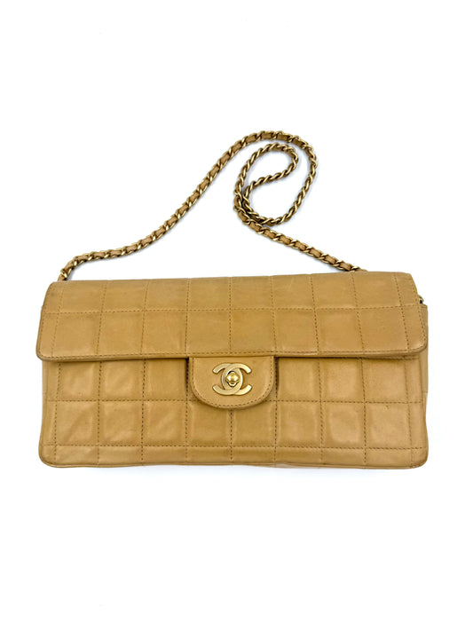 CHANEL Single Flap Chocolate Bar beige GHW beige Secondhand Designerhandtasche mit goldener Kette