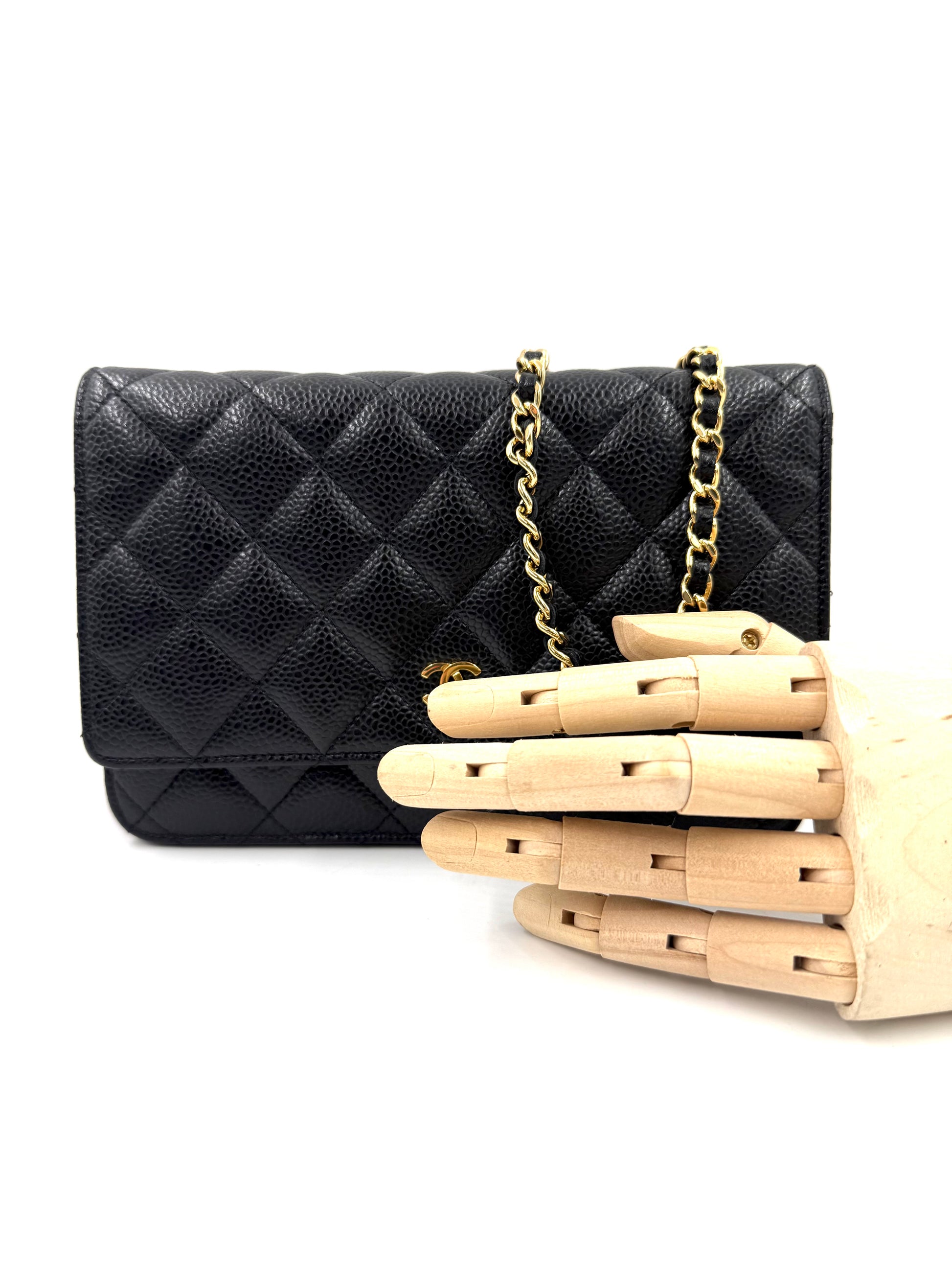 CHANEL Wallet on Chain Caviarleder schwarz GHW kompakte Designerclutch mit gesteppter Oberfläche und goldfarbenem Kettendetail