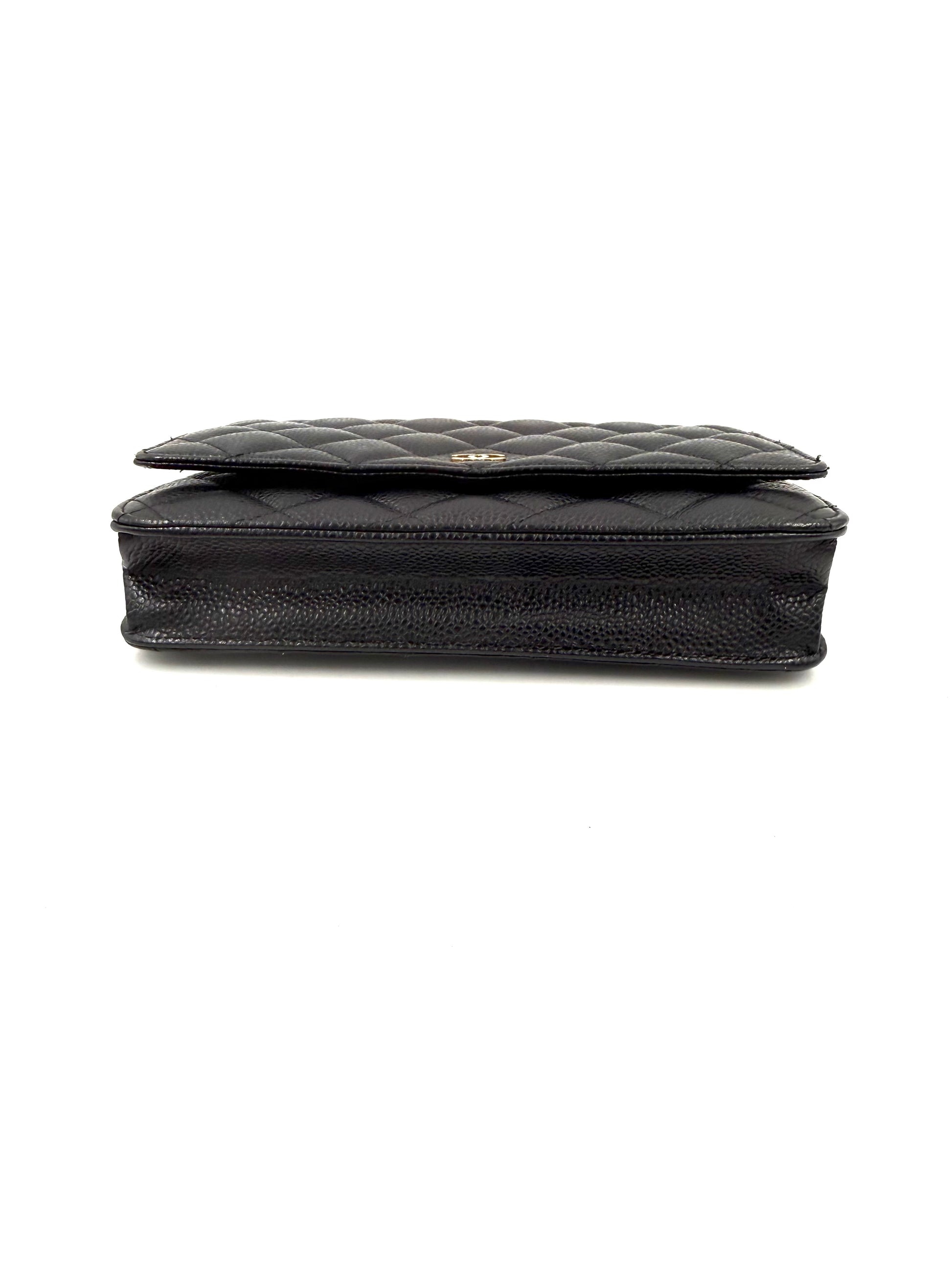 CHANEL Wallet on Chain Caviarleder schwarz GHW flache Lederclutch mit genarbtem Unterteil und gesteppter Klappe