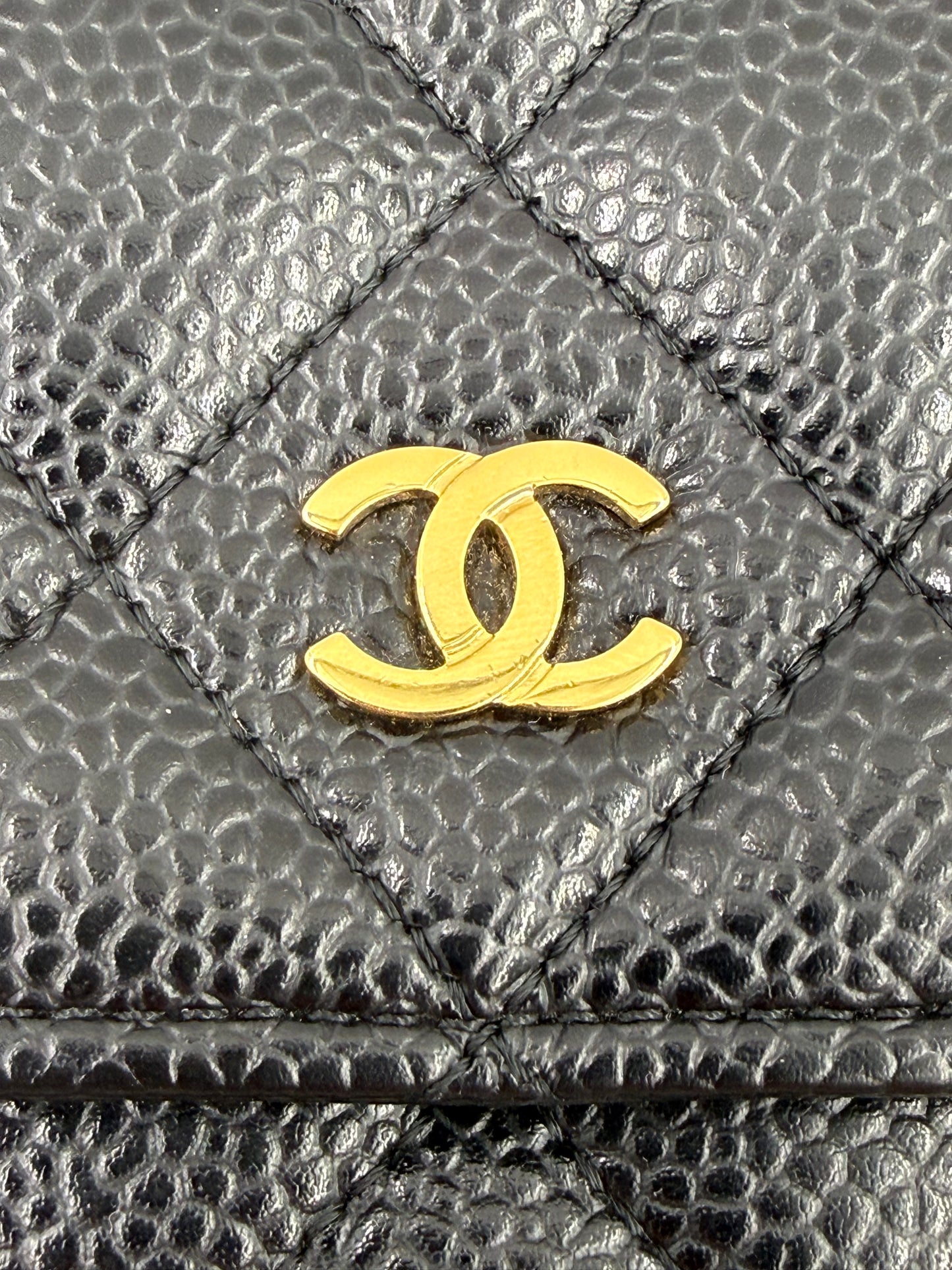 CHANEL Wallet on Chain Caviarleder schwarz GHW Nahaufnahme des goldfarbenen CC-Logos auf genarbtem Leder