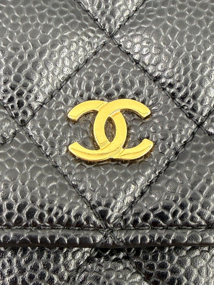 CHANEL Wallet on Chain Caviarleder schwarz GHW Nahaufnahme des goldfarbenen CC-Logos auf genarbtem Leder