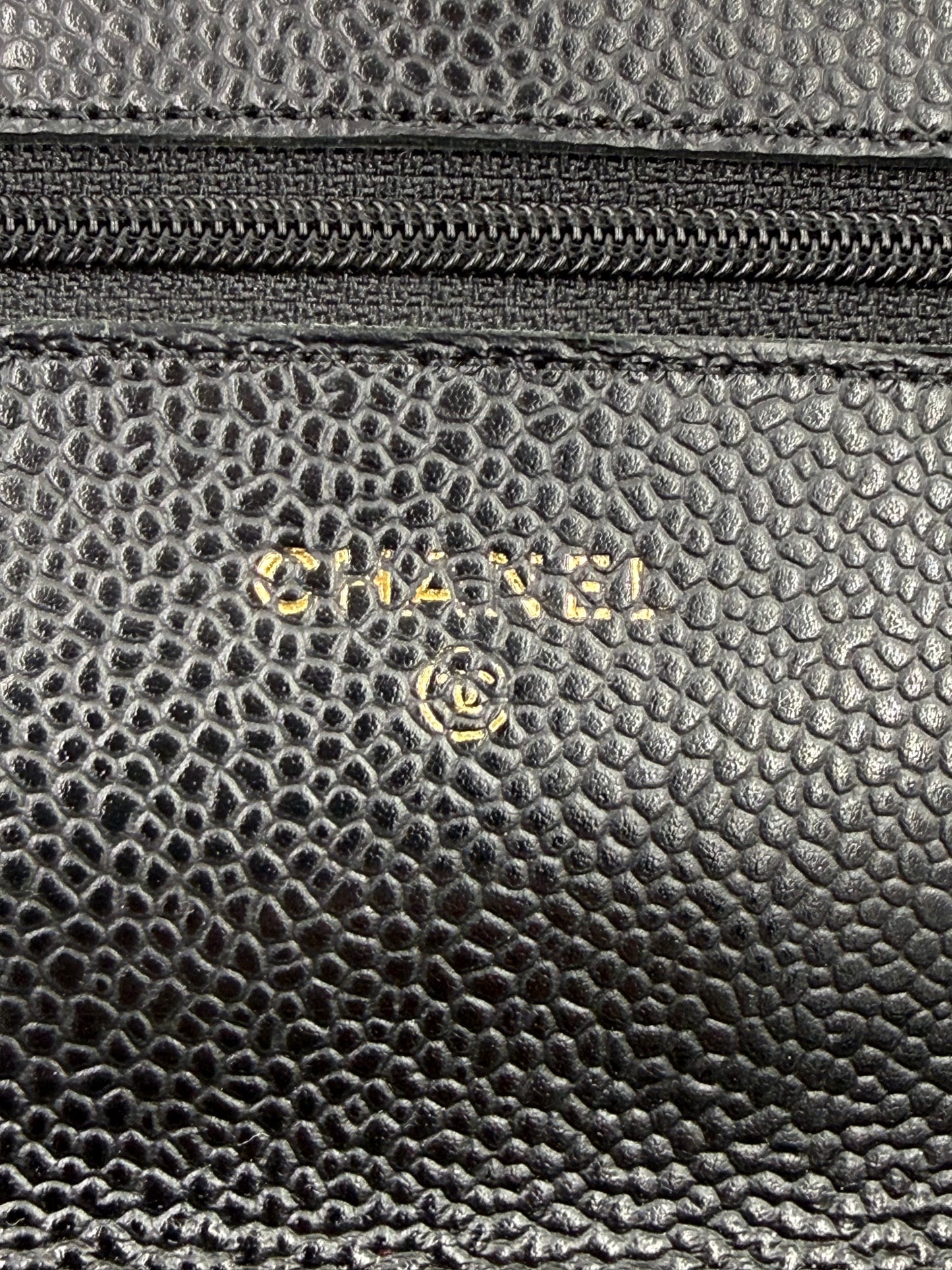 CHANEL Wallet on Chain Caviarleder schwarz GHW Innenansicht mit geprägtem Logo auf genarbtem Leder