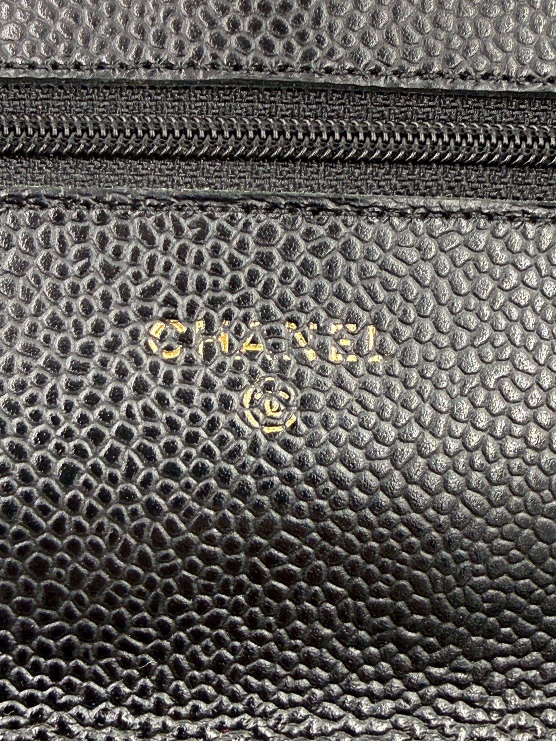 CHANEL Wallet on Chain Caviarleder schwarz GHW Innenansicht mit geprägtem Logo auf genarbtem Leder
