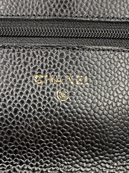 CHANEL Wallet on Chain Caviarleder schwarz GHW Innenansicht mit geprägtem Logo auf genarbtem Leder