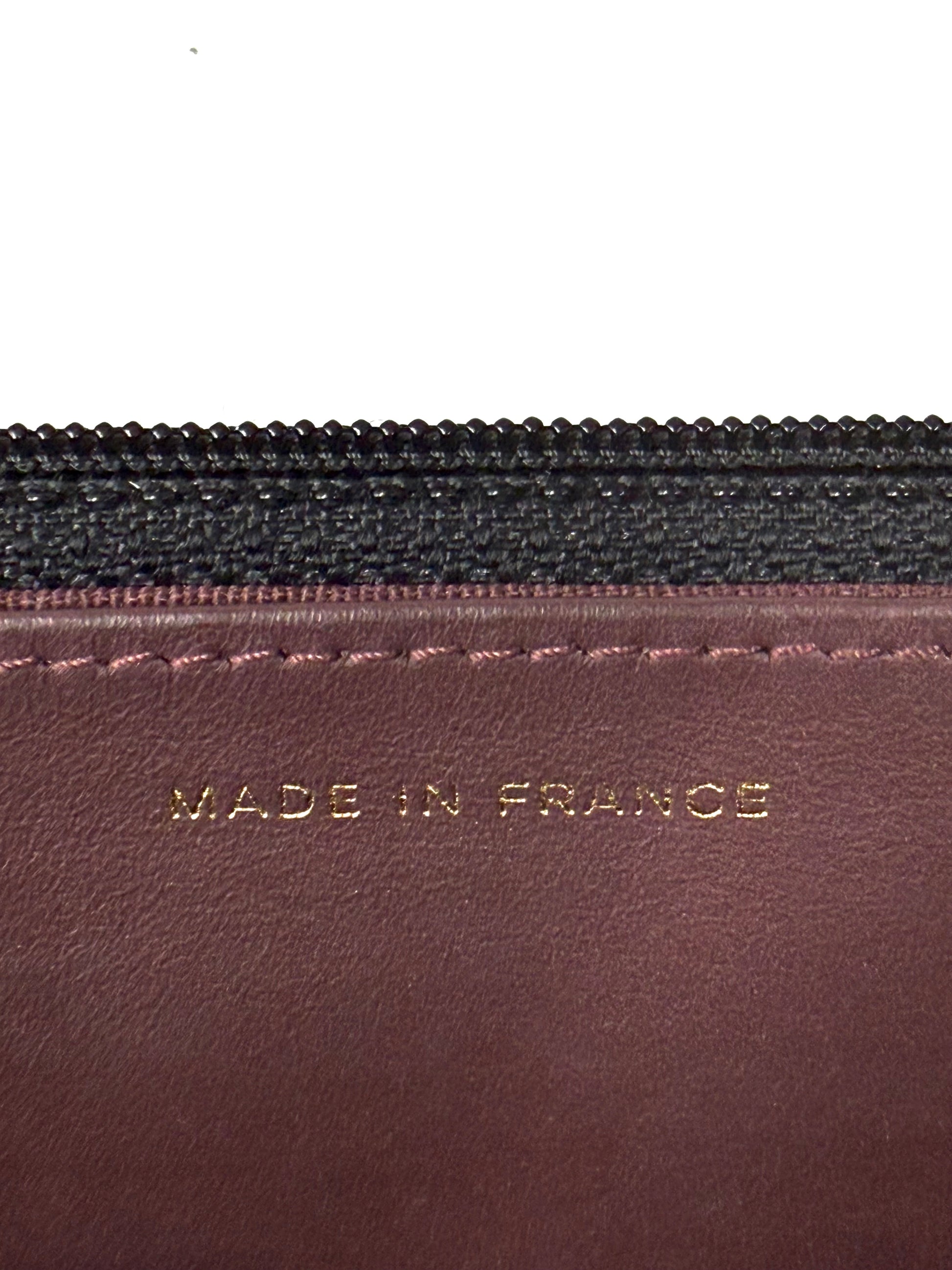 CHANEL Wallet on Chain Caviarleder schwarz GHW Detailaufnahme des Innenleders mit Goldprägung Made in France