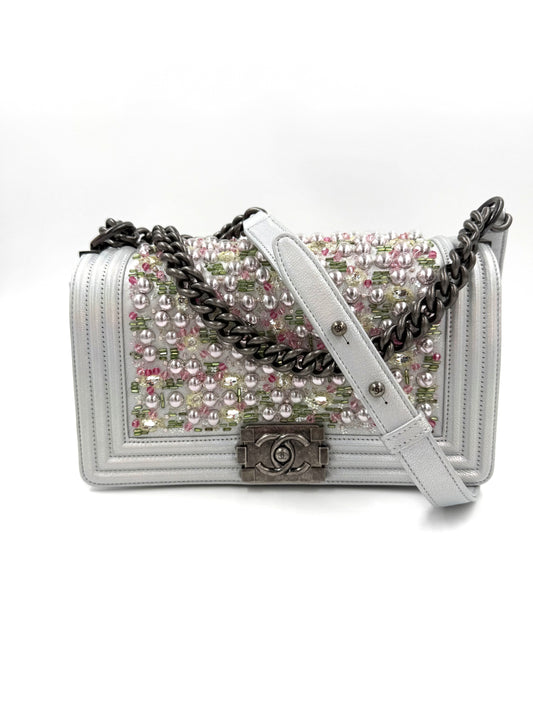 CHANEL Boy Medium Metallic SHW silberne Designerhandtasche aus zweiter Hand