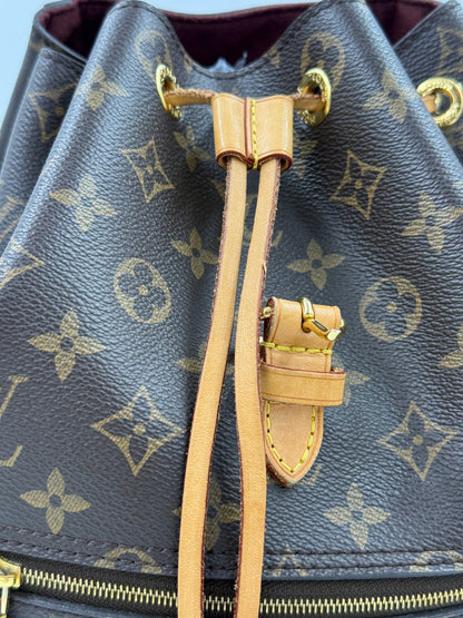 Nahaufnahme der Kordel und Details der LOUIS VUITTON Montsouris MM Monogram Canvas Designer Handtasche.