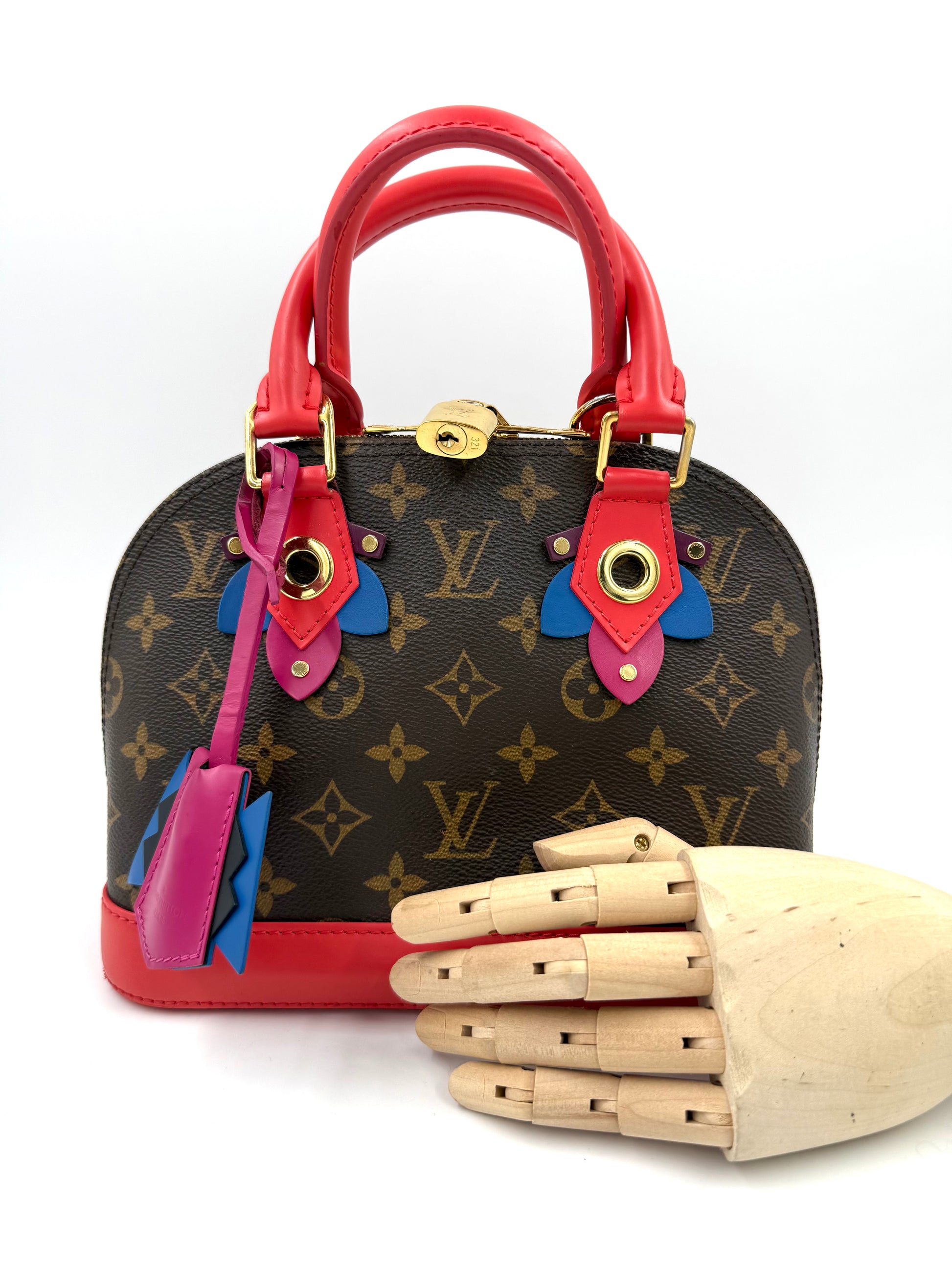 LOUIS VUITTON Alma BB Love Birds Designerhandtasche mit bunten Details und Monogramm in hochwertiger Secondhand-Qualität