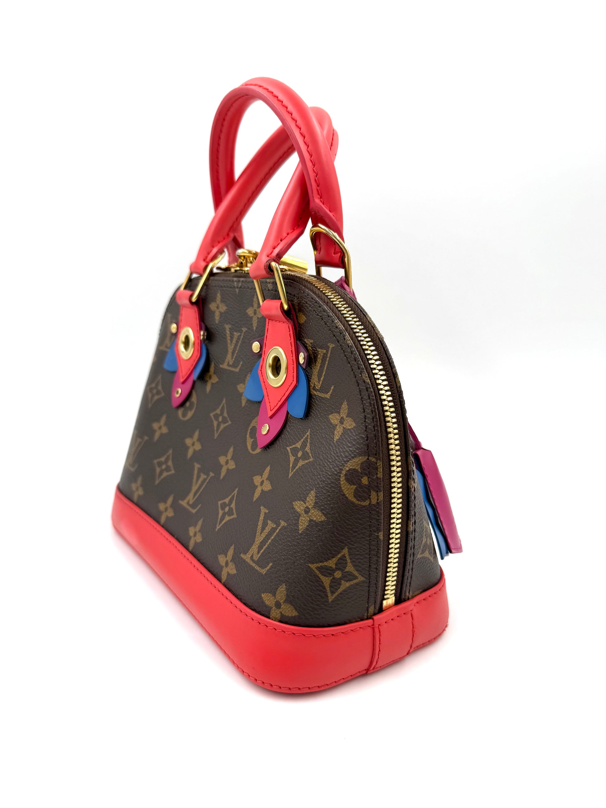 LOUIS VUITTON Alma BB Love Birds in Monogram Canvas mit roten Lederakzenten und goldfarbenen Details, elegante Designer Handtasche.